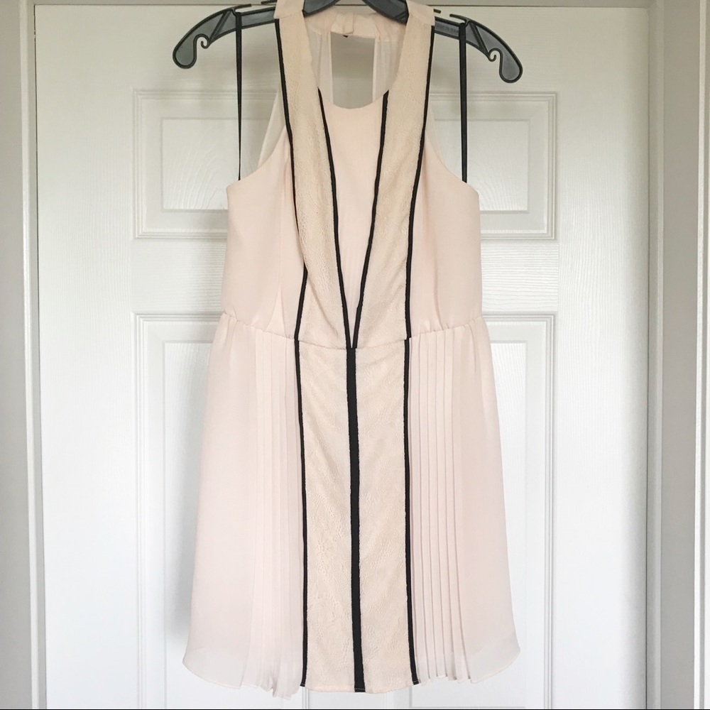 EUC BCBG Pleated Flowy Dress in Pale Peach Size 4 - Picture 8 of 12